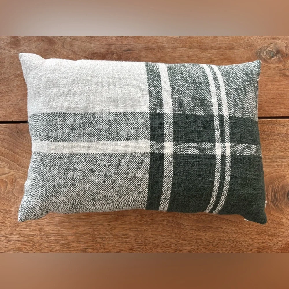 Hearth and Hand Green Plaid Decorative Throw Pillow 14x20 Rectangular Lumbar - Picture 5 of 10